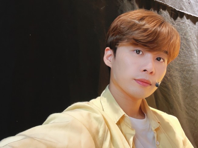 남자 성우, 뮤지컬 배우 겸 성우가 녹음해 드립니다.
