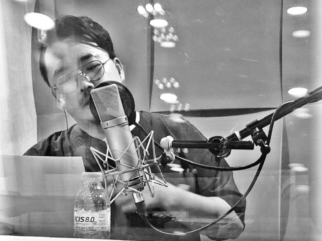 스마트한 톤의 남자 성우 최고의 수준으로 작업합니다.