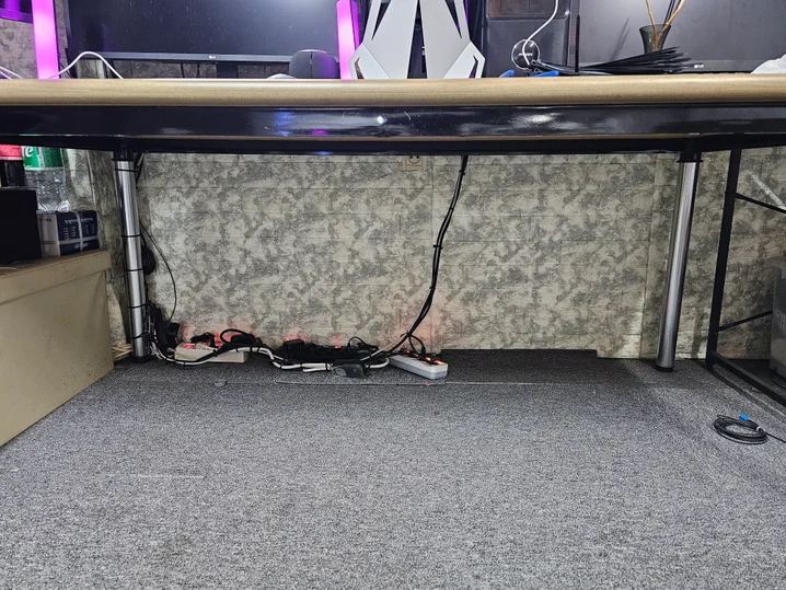 엉망으로 꼬인 랜선 사진