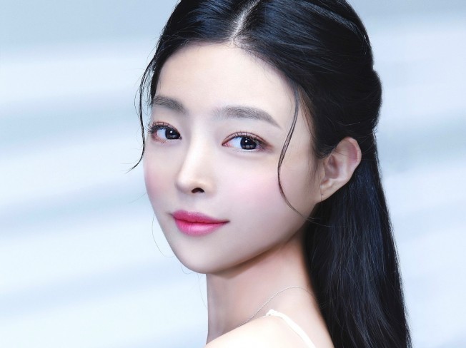 모델, 가수 헤니입니다 높은 텐션 약속해 드립니다.