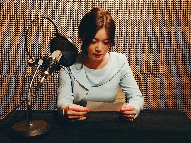 따뜻한 여자 목소리의 성우가 녹음해 드립니다.
