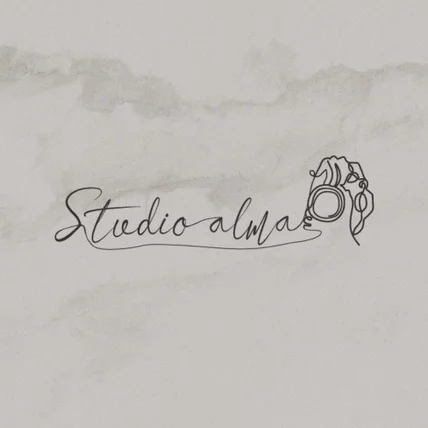 포트폴리오-"STUDIO ALMA" 사진,스튜디오의 감성적인 라인드 로잉 로고입니다.