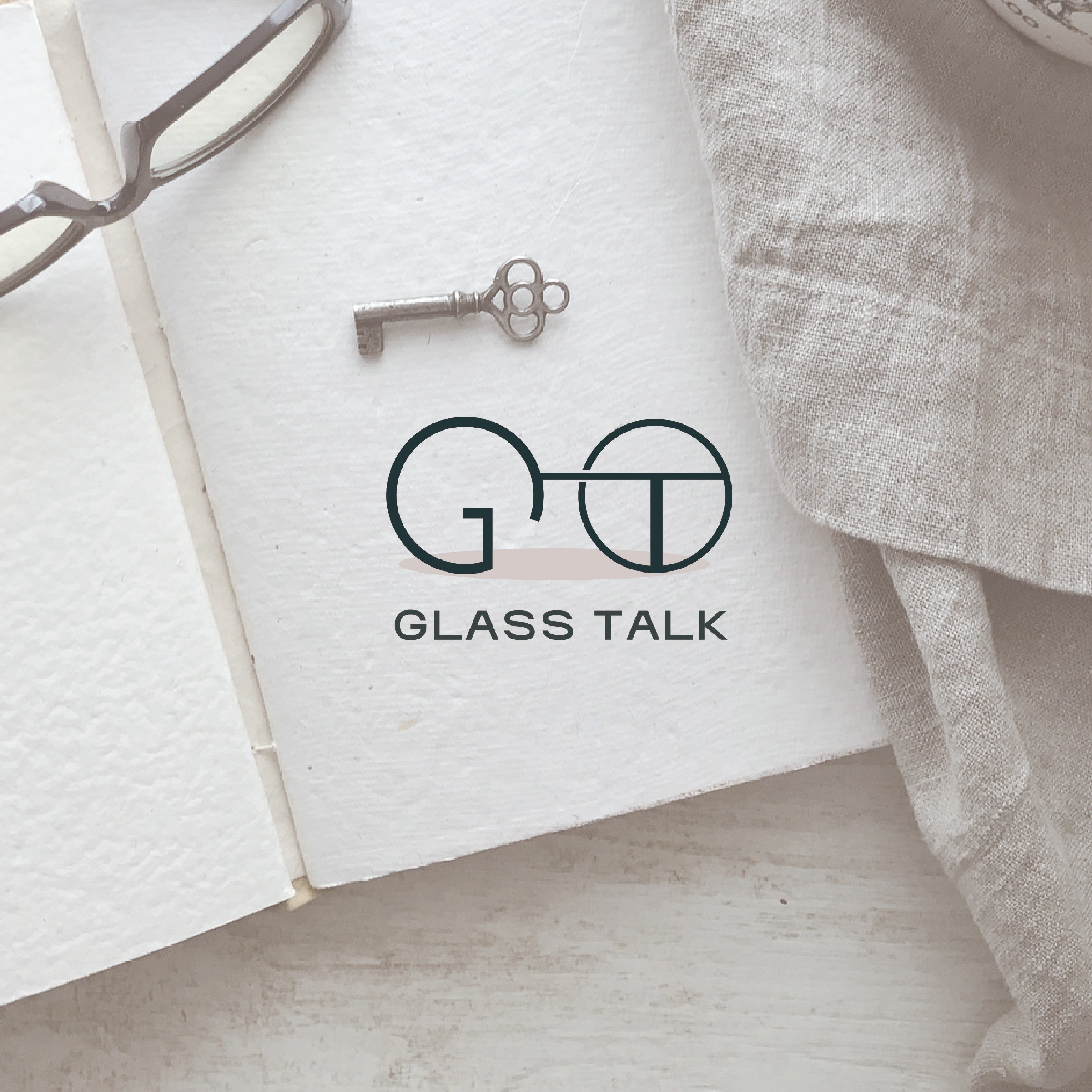 포트폴리오-안경 브랜드 "GLASS TALK"의 로고 디자인입니다.